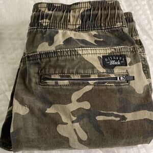 Unisex Child’s Nitrous Black Camo Joggers Size L.